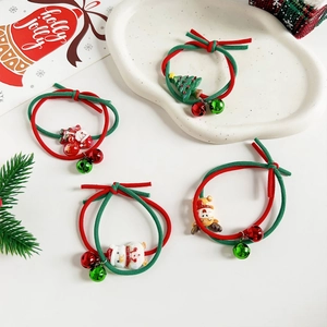 Weihnachts-Haargummis Set mit Weihnachtsmann und Rentier-Anhängern auf Tablett