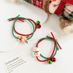 Detail von Weihnachts-Haargummis mit Rentier- und Schneemannfiguren und festlichen Glocken