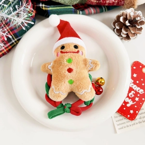 Gros plan d'un chouchou en peluche bonhomme en pain d'épices avec clochette décorative