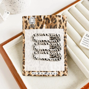Nahaufnahme von Haarklammern mit Leopardenmuster und hohlem ovalen Design im Set