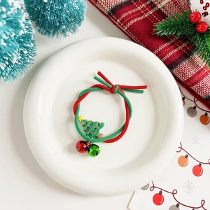 Detailansicht vom Weihnachts-Haargummi mit Glöckchen und Tannenbaum-Anhänger