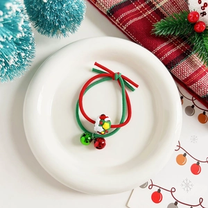Details von roten und grünen Weihnachtshaargummis mit Glöckchen und Sternenperlen