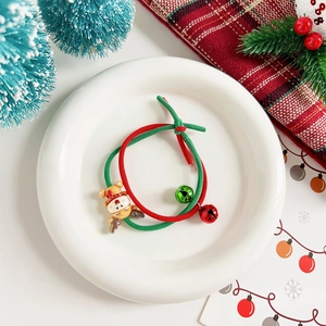 Nahaufnahme von Weihnachts-Haargummis mit Rentier-Anhängern und Glocken auf Keramik