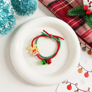 Detailsicht der Weihnachts-Haargummis mit Lebkuchenmann-Anhängern und bunten Glocken
