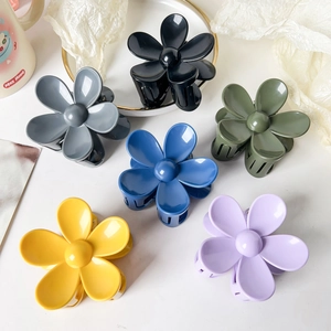 Détail de six pinces à cheveux fleur mates de 7,5 cm aux couleurs assorties