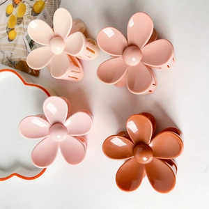 Vue détaillée de pinces à cheveux à fleurs de 7,5 cm en résine mate avec ressort