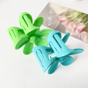Détail de pinces à cheveux fleur de 7,5 cm en plastique vert vif et bleu cyan