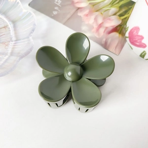 Détail de la pince à cheveux de 7,5 cm en résine vert olive avec motif à cinq pétales