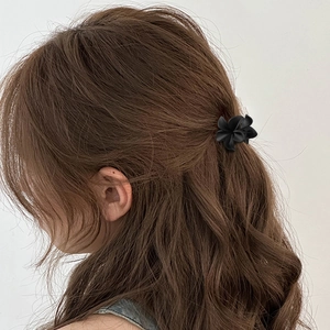 Pinza para el pelo con flor negra mate para peinados elegantes en cabello castaño