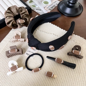 Détail de l'ensemble d'accessoires à cheveux rugby avec bandeau, chouchous et pinces
