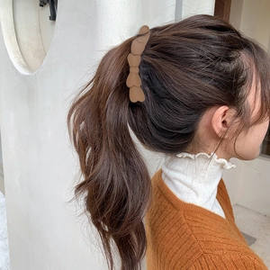 Pinza per capelli opaca marrone a forma di cuore per eleganti acconciature