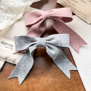 Vue détaillée des pinces à cheveux à nœuds tricotés roses et gris avec rubans élégants