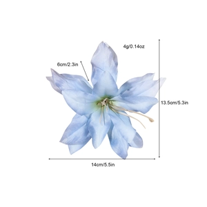 Vue détaillée de la pince fleur de lys bleue avec dimensions 14cm de large et 13,5cm de haut