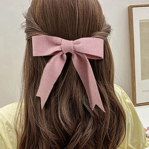 Nœud à cheveux tricoté rose avec longs rubans pour femmes sur cheveux tressés