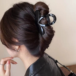 Pince à cheveux noire brillante en forme de cœur pour des coiffures élégantes relevées