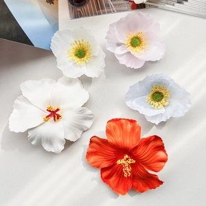 Gros plan détaillé de fleurs artificielles d'hibiscus et de pavot aux couleurs variées