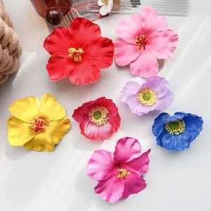 Vue détaillée de sept fleurs artificielles en soie colorées avec texture et étamines réalistes