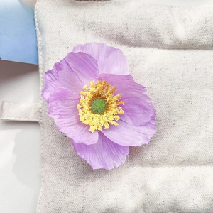 Gros plan détaillé d'une pince à cheveux fleur de pavot violette réaliste avec pistils