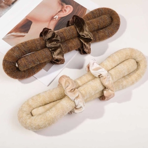 Kit de bouclage sans chaleur avec chouchous en velours marron et beige de style épuré