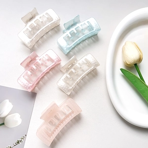Détail de pinces à cheveux rectangulaires évidées aux couleurs de macarons pastel