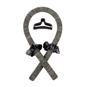 Détail du kit bigoudis sans chaleur avec tige en tricot gris et chouchous en velours noir