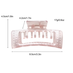 Pince à cheveux rose pâle translucide avec texture antidérapante et ressort métallique