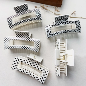 Detailed set of 5 hair claw clips featuring houndstooth and cow prints with metal springs