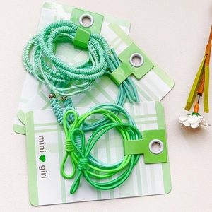 Gros plan d'élastiques à cheveux vert pastel avec nœuds sur cartes de présentation