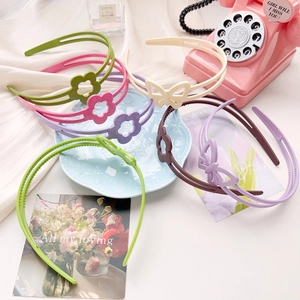 Détails de serre-têtes fleurs ajourés en couleurs bonbon avec dents antidérapantes pour filles