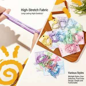 Élastiques à cheveux colorés aux tons pastels présentés sur un plateau en bois élégant