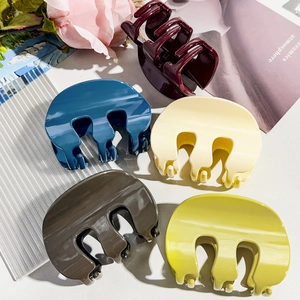 Detailansicht großer glänzender Haarklammern in verschiedenen Modefarben für Stylings