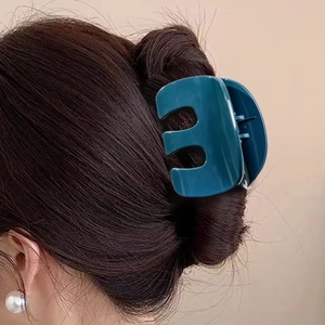 Pfauenblaue Haarklammer für elegante Hochsteckfrisuren, gezeigt am Modell in Seitenansicht