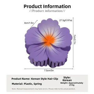 Vue détaillée de la pince à cheveux fleur violette avec dimensions de 7,5cm x 7cm x 4cm