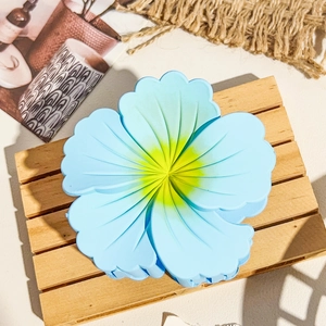 Détail d'une pince à cheveux fleur dégradé bleu et jaune avec finition mate sur bois