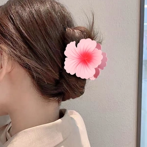 Pince à cheveux fleur rose mate portée par un mannequin pour un style forêt élégant