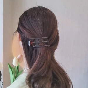 Drei-Zahn-Haarklammer mit Schildpattmuster für elegante halboffene Frisuren auf braunem Haar
