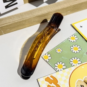 Detail einer bernsteinfarbenen Bananenspange mit rutschfesten Zähnen und Jelly-Textur