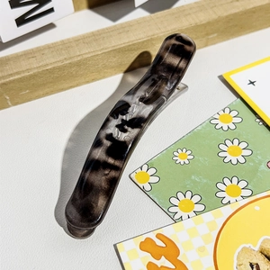Details zur geschwungenen S-förmigen Haarspange mit Schildpatt-Muster und Glanz