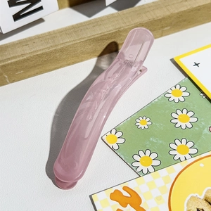 Detailansicht der rosa durchscheinenden Jelly-Haarklammer mit minimalistischem Design