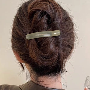 Minimalistische olivgrüne Haarspange aus Harz für Damen mit gebogenem, transluzentem Design