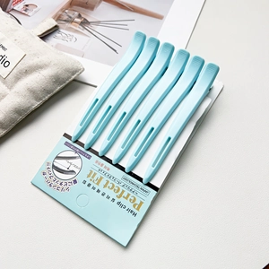 Set mit 6 hellblauen Profi-Haarklammern auf Displaykarte für Friseure und Styling-Bedarf