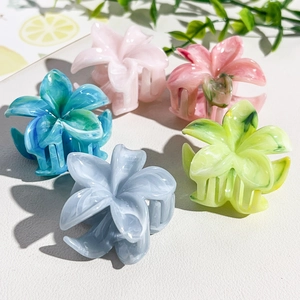 Détail de pinces à cheveux en forme de lys avec texture marbrée et couleurs variées