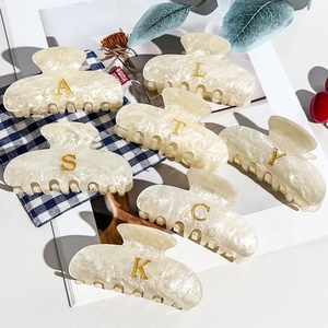 Pince à Cheveux Élégante en Acrylique Blanc Crème Avec Lettre de l'Alphabet en Métal Doré Grande Accessoire Cheveux Femme