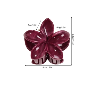 Pince à cheveux fleur violette à texture marbrée avec ressort doré sur fond blanc
