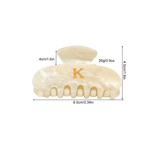 Pince à cheveux élégante de 8,5 cm en acrylique marbré crème avec lettre K en métal doré