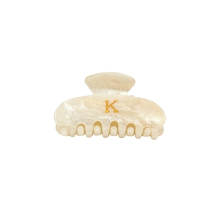 Pince à cheveux élégante en acrylique blanc crème avec lettre K dorée et marbre