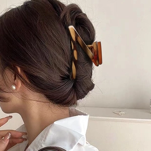 Pince à cheveux ambre en motif écaille de tortue pour chignons élégants