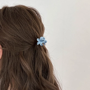 Light blue 2.5cm matte plumeria flower hair claw clip on brunette wavy hair