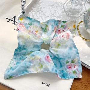 Vue macro d'un chouchou à motif floral avec dentelle et texture de coton doux