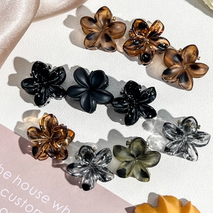 Close-up of 2.5cm frangipani hair claws in various glossy and matte colors